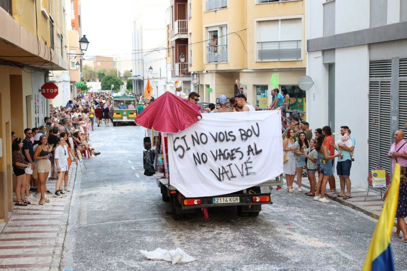 Les carrosses de Gata omplin el recorregut d’enginy, confeti,… i crítiques per l’entrada de bous “sorpresa” Les carrosses de Gata omplin el recorregut d’enginy, confeti,… i crítiques per l’entrada de bous “sorpresa”